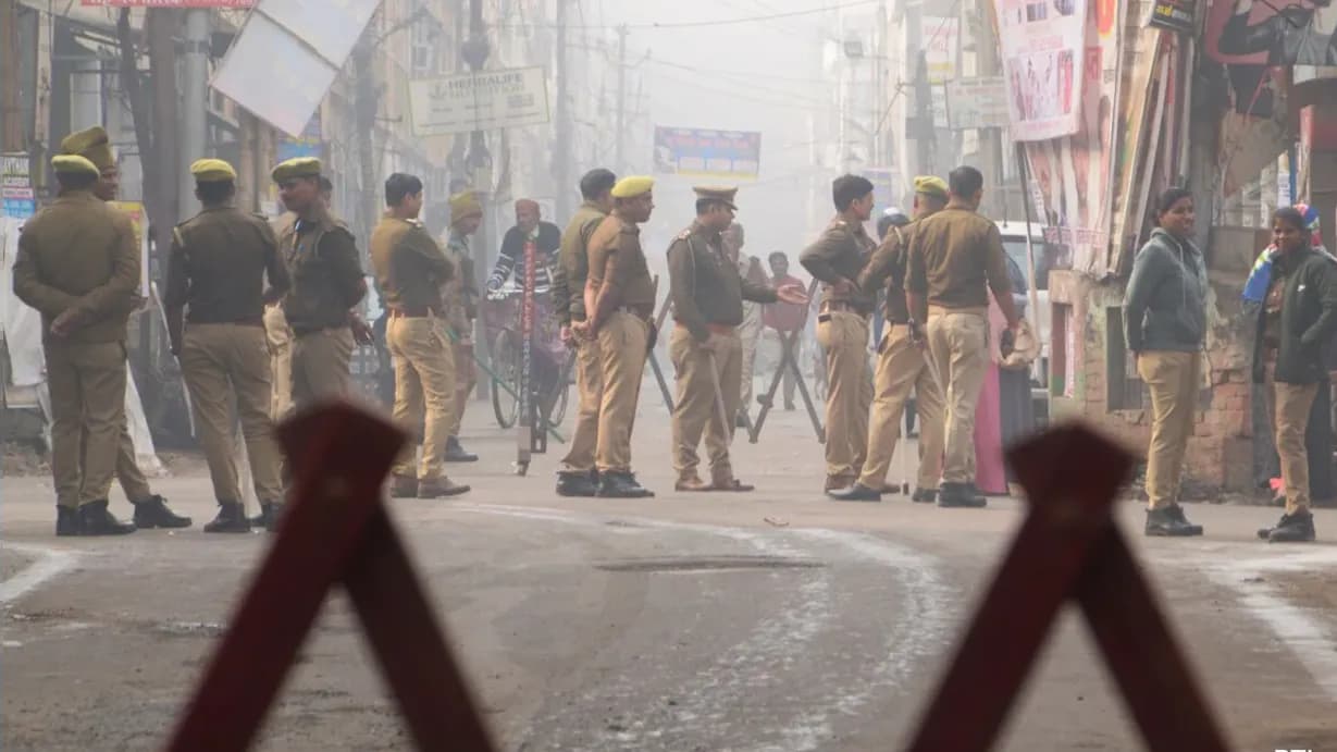A Patna-bound bus with passengers on board overturned in Jharkhand's Hazaribagh.