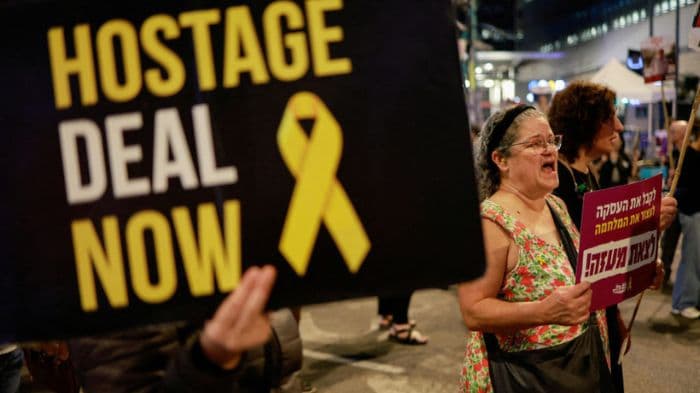 People protesting for Israel-Hamas ceasefire deal