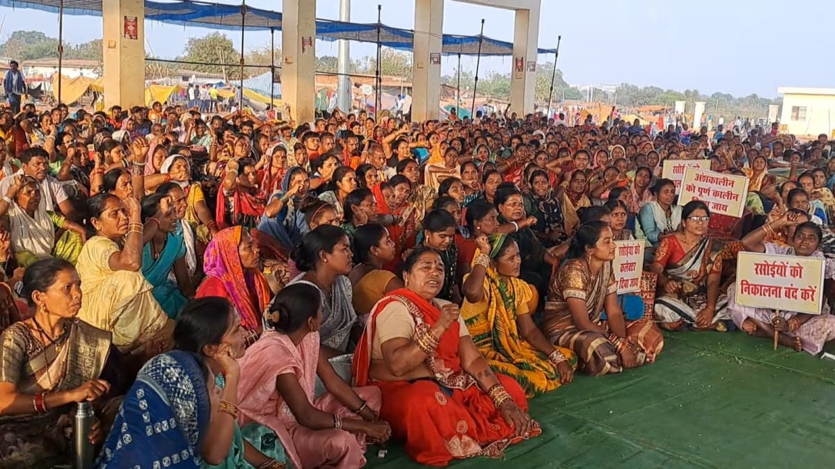 ‘How do we survive on ₹66 a day?’ Midday meal workers refuse to end protest