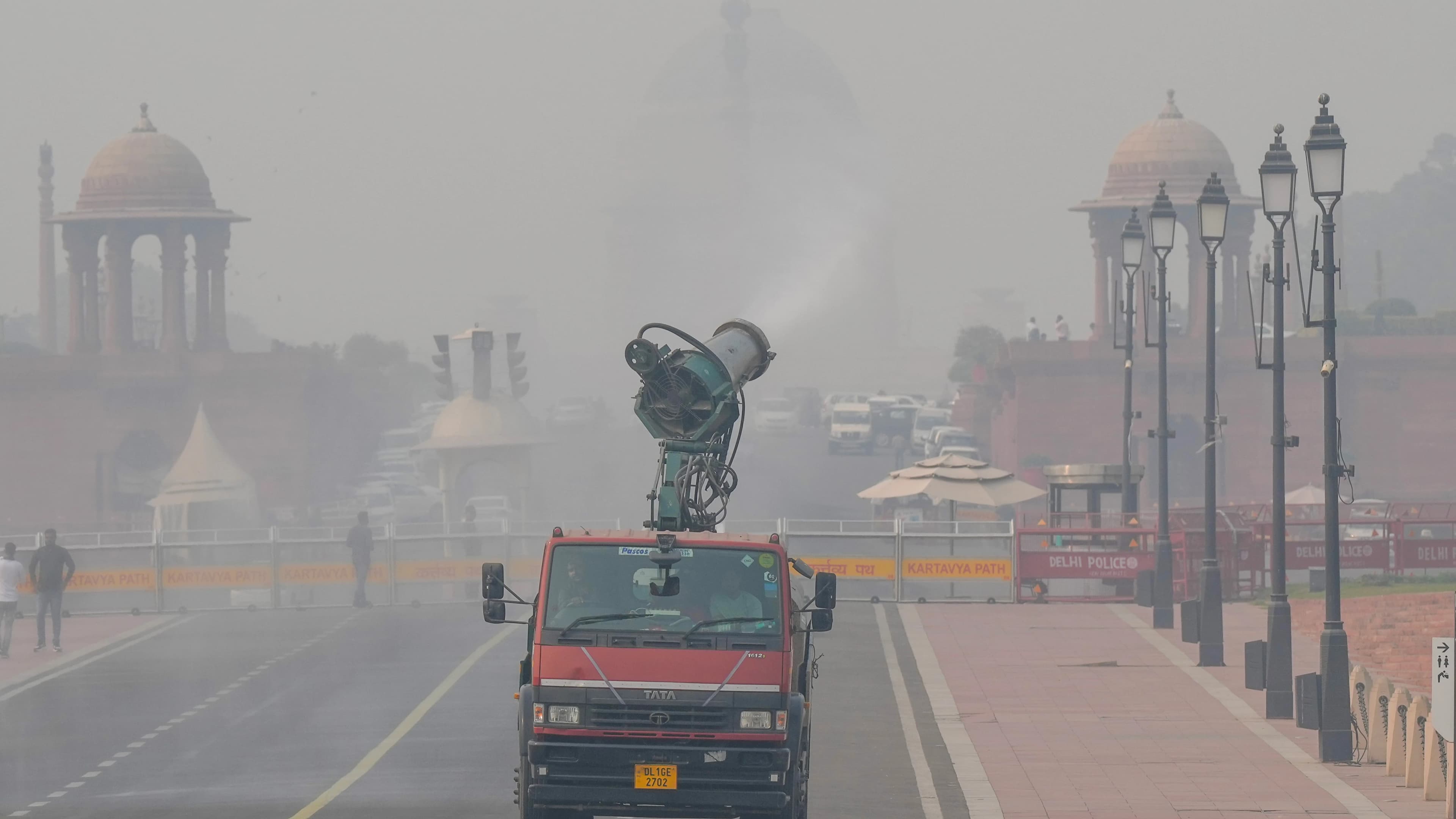 Delhi's pollution levels worsen even further as AQI soars above 400